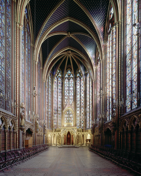 La Sainte-Chapelle a Parigi, fatta costruire tra il 1246 e il 1248 da Luigi IX per custodire le reliquie provenienti da Costantinopoli (Alinari).